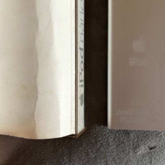 Apple Silver iPod Nano with Accessories - Picture 3 of 3